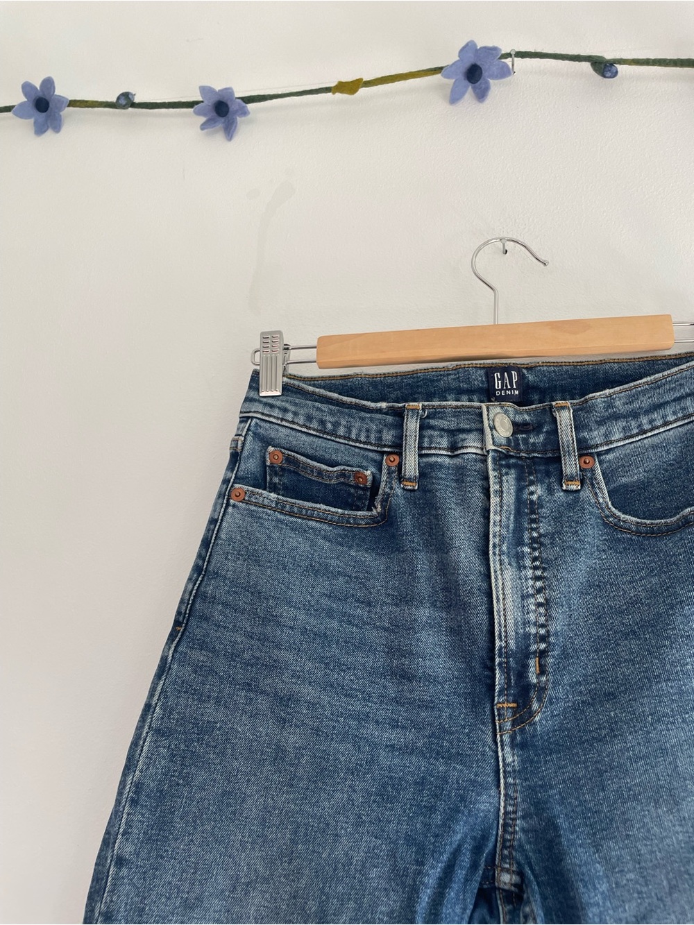 GAP High-Rise Cigarette Jeans Medium Wash Size 6 / 28R - Picture 3 of 10